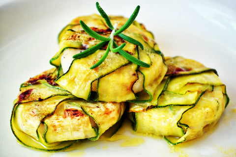 Grilled Zucchini mit Feta und Rosmarin